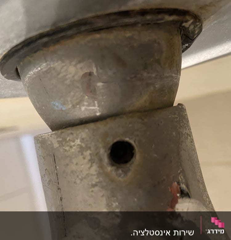 חיבור צינור מתכת עם חלודה וחור